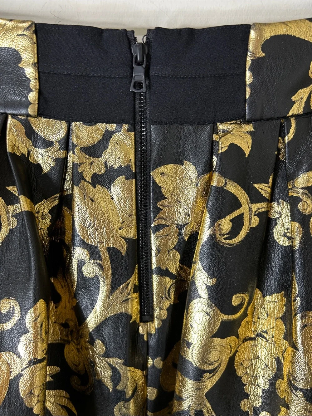ALICE + OLiVIA Fizer Faux Leather Gold and Black Skirt Size 2